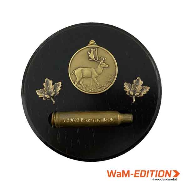 WaM 2 –  Damhirsch in bronze mit zwei Eichenläubern auf Eiche schwarz