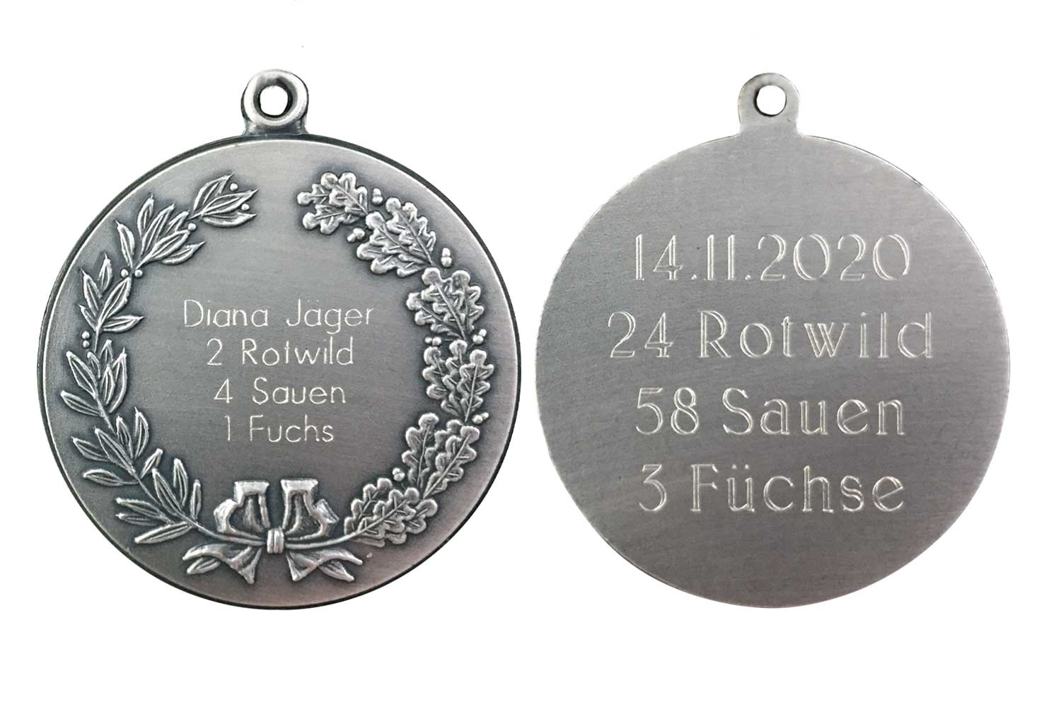Gravurvergleich zwischen Medaille TS-EDITION und Medaille mit Kranz