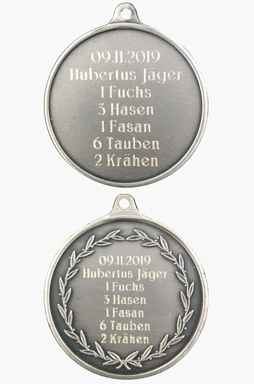 Gravurvergleich zwischen Medaille TS-EDITION und Medaille mit Kranz