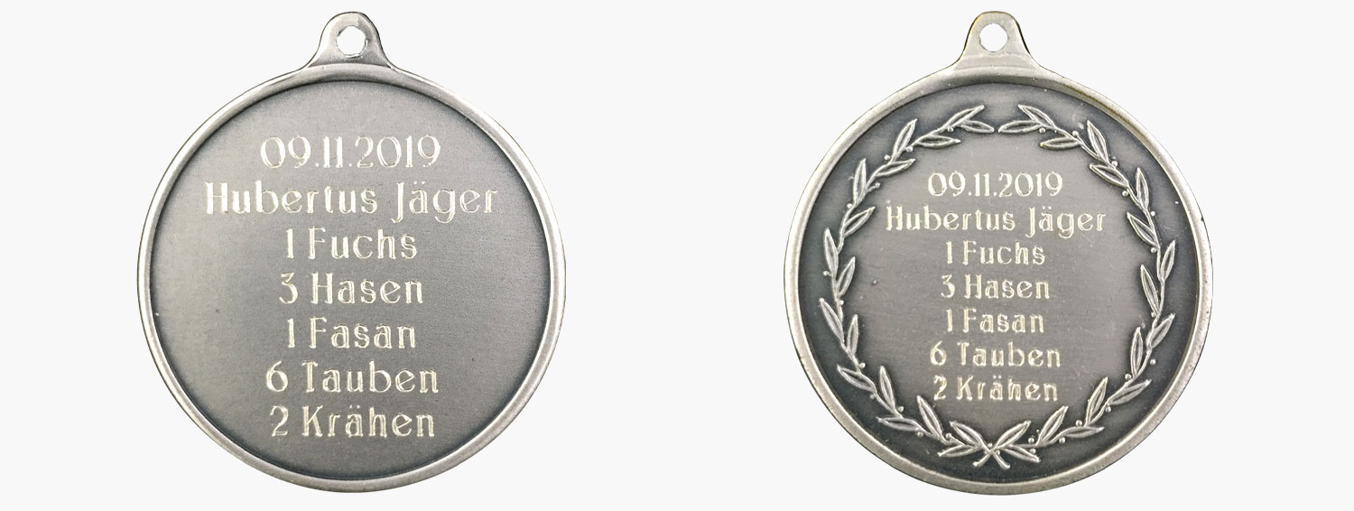 Gravurvergleich zwischen Medaille TS-EDITION und Medaille mit Kranz