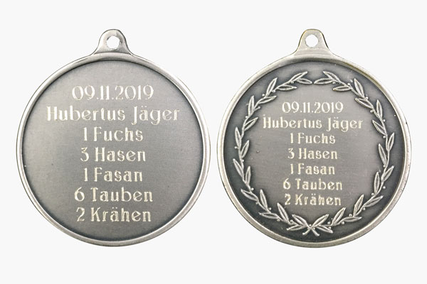 Gravurvergleich zwischen Medaille TS-EDITION und Medaille mit Kranz