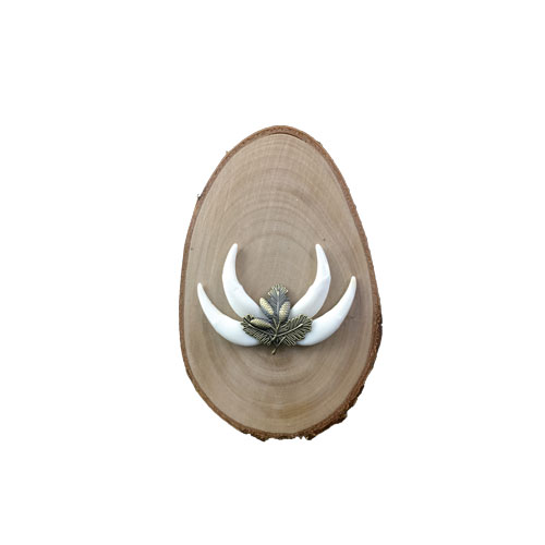 Fuchshaken-Einzelmontage auf Naturholzscheibe mit Fichtenlaub in bronze