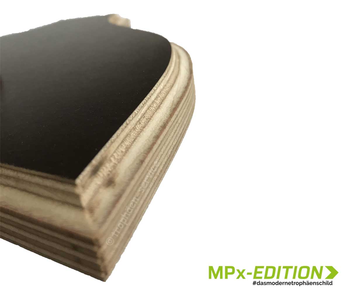 Trophäenschild – MPx-EDITION mit Kantenfräsung im Detail